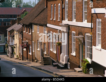 Case a schiera su una ripida collina Fore Street Old Hatfield Hertfordshire England Regno Unito Europa Foto Stock