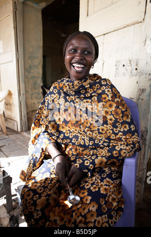 Un tè-lady nella città di Shendi, Sudan, Africa Foto Stock