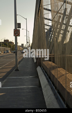 Guardando verso Est lungo il Bloor San viadotto, Toronto, Ontario, Canada Foto Stock