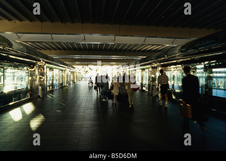 Passeggeri nel terminal rush per la cattura di voli, utilizzando i treni navetta aeroporto Internazionale di Orlando Foto Stock