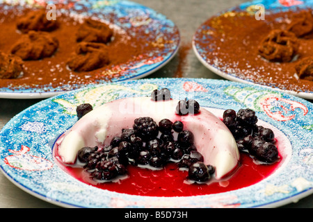 Deliziosa panna cotta con mix bacche cioccolato sulla backround Foto Stock