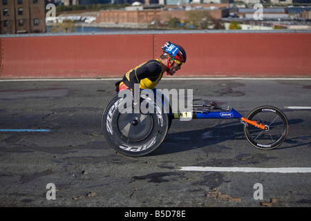 Kurt Fearnley dell Australia su xiii miglio della ING New York City Marathon vincitore degli uomini s divisione sedia a rotelle del 2008 IN Foto Stock