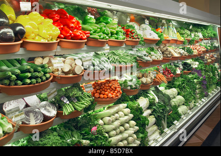 Ortaggi sul ripiano di generi alimentari negozio di alimentari, STATI UNITI D'AMERICA Foto Stock