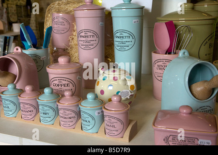 Vasellame in ceramica presso Henry Watson ceramiche di Wattisfield nel Suffolk, Regno Unito Foto Stock