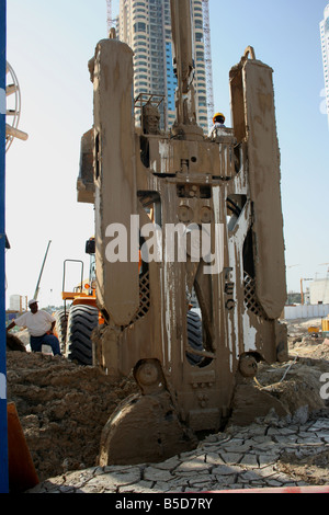 Escavatore - lavorando su Dubai Metro Sito in costruzione Foto Stock