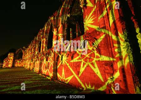 Città di York, Inghilterra. Protezionista Ross Ashton progetti la sua arte progetto "Accendo' sui ruderi medievali del St Mary's Abbey. Foto Stock