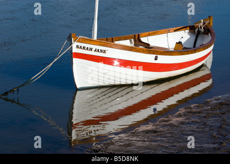 Ormeggiato in barca a vela con riflessione completa Foto Stock