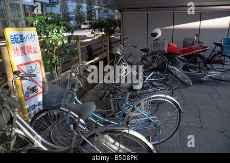 Parcheggiati illegalmente in bici Shiodome, Minato, Tokyo, Giappone Foto Stock