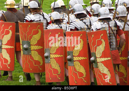 I soldati romani della Ermine Street Guard in marzo, Birdoswald Roman Fort, parete di Adriano, Northumbria, Inghilterra Foto Stock