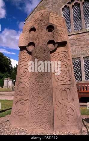Ottavo secolo lastra trasversale con cristiana croce celtica e Pictish bestie, nel cimitero di Aberlemno, Angus, Scozia Foto Stock