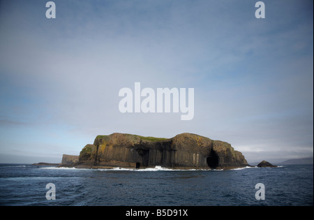 Isola di Staffa presa dal piacere Turistiche Gita in barca di isola in estate il sole al sole con cielo blu Argyll Scozia Scotland Foto Stock