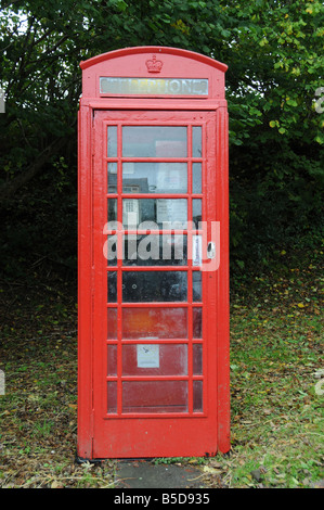 Un esempio della British telefono rosso scatola. Questo è in una posizione rurale in East Sussex. Foto Stock