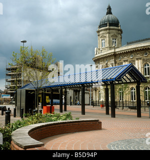 Regno Unito Inghilterra Yorkshire Humberside Hull centro città nuove caselle di telefono vicino al Museo Marittimo fermata bus in anni ottanta Foto Stock