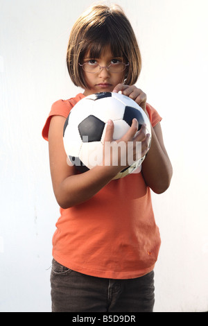 Ragazza con il calcio. Foto Stock