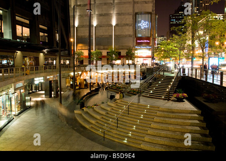 Il Sunken Plaza di fronte il John Hancock Center di notte Situato su Michigan Avenue a Chicago, Illinois Foto Stock