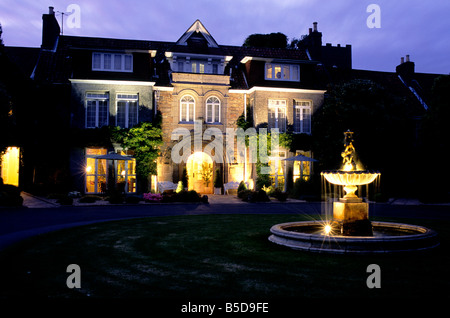 La facciata illuminata dell'esclusivo Longueville Manor Hotel vicino a St. Helier, Jersey, Isole del Canale Foto Stock