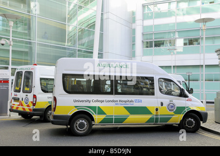 Le ambulanze parcheggiato sul retro della University College London Hospital UNITÀ CENTRALE ABITACOLO Inghilterra Gran Bretagna REGNO UNITO Foto Stock