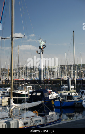 Plymouth sutton harbour a montanti yachts barche pesci di scultura Foto Stock