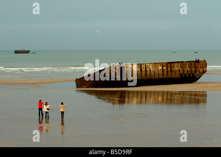 Resti del porto di gelso, Gold Beach, Arromanches-les-Bains, Normandia, Francia Foto Stock