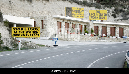 Segno di commedia al di fuori del villaggio cipriota di Lefkara cercando di convincere i turisti ad andare per la loro fabbrica Foto Stock