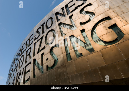 Esterno del Wales Millennium Centre Cardiff con la poesia di Gwyneth Lewis incorporato nel rivestimento di rame facciata Foto Stock