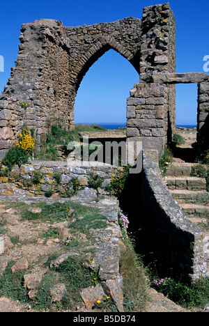 Le rovine del castello di Grosnez su Jersey, nelle Isole del Canale. Il ben conservato gatehouse arch è chiaramente delineata Foto Stock