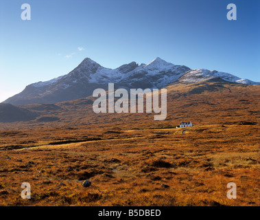 Cottage e Sgurr nan Gillean, 964 m, nero Cuillins intervallo vicino Sligachan, Isola di Skye, Ebridi Interne, Scozia, Europa Foto Stock