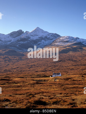 Cottage e Sgurr nan Gillean, 964 m, nero Cuillins intervallo vicino Sligachan, Isola di Skye, Ebridi Interne, Scozia, Europa Foto Stock