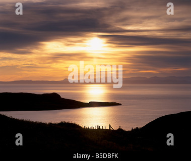 Tramonto sulla Sleat Peninsula e Loch Eishort, con Cuillin Hills in distanza, Isola di Skye, Ebridi Interne, Scozia Foto Stock