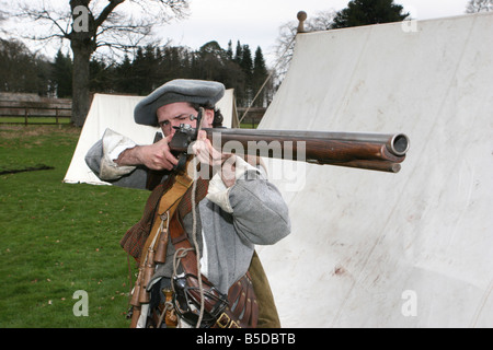 Performers in costume   Musketeer Rifleman in costumi d'epoca storici della Sealed Knot, Società medievale, Foto Stock