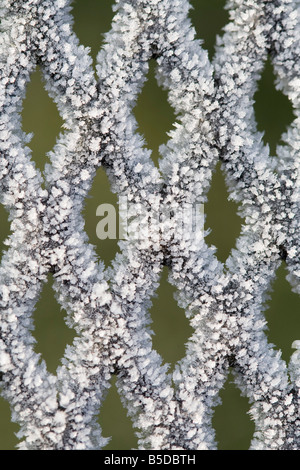 Trasformata per forte gradiente gelo su reti a doghe a metallo Tavolo da giardino Foto Stock