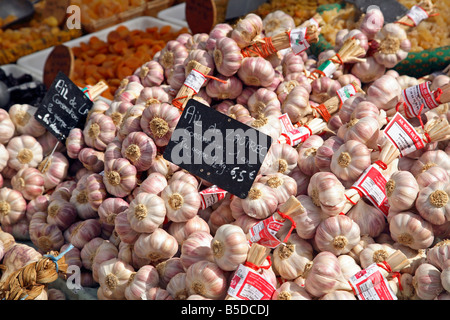 Aglio per la vendita su un mercato in Salon de Provence, Francia Foto Stock