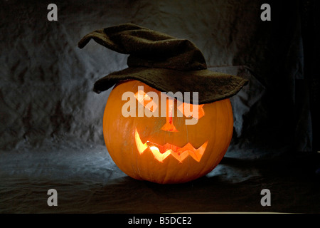 Un jack o lantern intagliati da una zucca e indossa una strega s hat di halloween Foto Stock