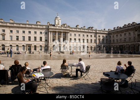 Fontane nel cortile del Somerset House Londra Foto Stock