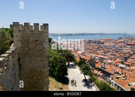 Portogallo Lisbona, dal Castelo de Sao Jorge mura del castello oltre il quartiere di Baixa verso il fiume Tejo Foto Stock