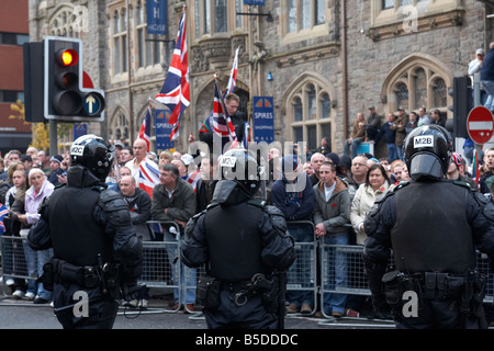 Tre PSNI Servizio di Polizia dell'Irlanda del Nord antisommossa ufficiali di guardia permanente durante la protesta lealisti parade belfast cit Foto Stock