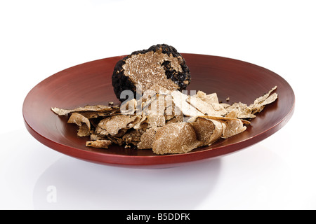 Fette di tartufo su piastra in legno Foto Stock