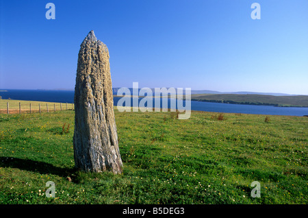 In piedi vicino a pietra Clivocast (Uyeasound), guardando ad est verso Fetlar in distanza, Unst, Isole Shetland Scozia, Europa Foto Stock