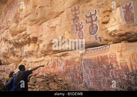 Elk150 2290 Mali paese Dogon Songo villaggio cerimoniale di circoncisione dipinti sulla scogliera Foto Stock