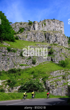 Maschio di ciclisti su strada a Cheddar Gorge Somerset sulle terre fine a John O Groats da estremità a estremità a lunga distanza in Bicicletta England Regno Unito Foto Stock