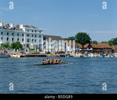 Il fiume Tamigi a Henley on Thames Oxfordshire England Regno Unito Europa Foto Stock