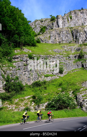 Maschio di ciclisti su strada a Cheddar Gorge Somerset sulle terre fine a John O Groats da estremità a estremità a lunga distanza in Bicicletta England Regno Unito Foto Stock