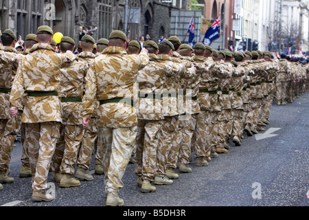 I membri della Royal Irish Regiment RIR parade presso homecoming dall'Iraq e Afghanistan in Belfast City Centre Foto Stock