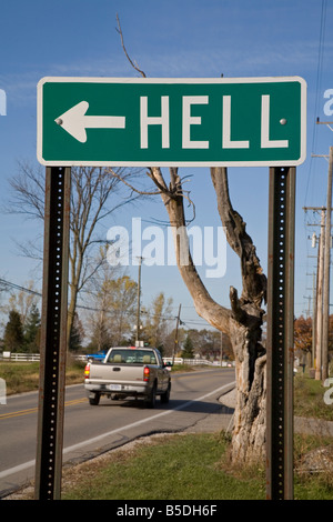 L'inferno Michigan un cartello stradale punti verso la piccola città di inferno Foto Stock