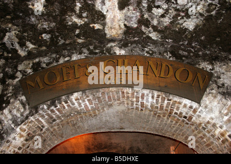 Grotta de Moet et Chandon 1715 segno dipinto in cantine a volta capo ufficio, Epernay Francia orizzontale di .50678 Epernay2005 Foto Stock