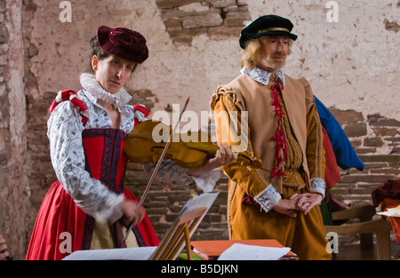 Reenactors ricreare la musica e la danza degli inizi del periodo giacobino alla Corte Tretower vicino a Crickhowell Powys Galles del Sud Foto Stock