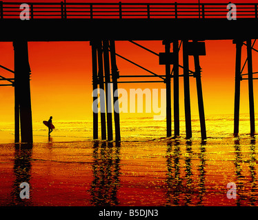 USA un surfista ottiene pronto a colpire le onde a sognare di un interminabile estate in California del sud dell'immagine migliorata Foto Stock