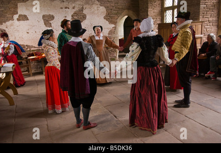 Reenactors ricreare la musica e la danza degli inizi del periodo giacobino alla Corte Tretower vicino a Crickhowell Powys Galles del Sud Foto Stock