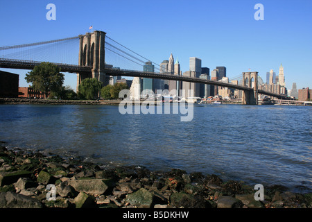Ponte di Brooklyn e la parte inferiore dello skyline di Manhattan come visto da Brooklyn. Foto Stock