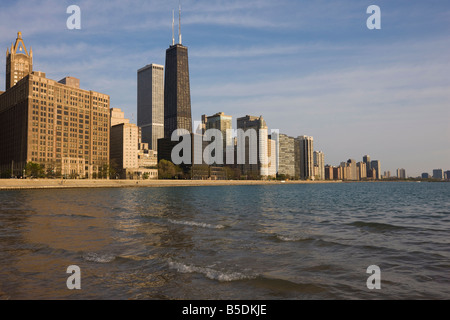 Il John Hancock Center e vicino a North skyline da Ohio Street Beach, Chicago, Illinois, USA, America del Nord Foto Stock